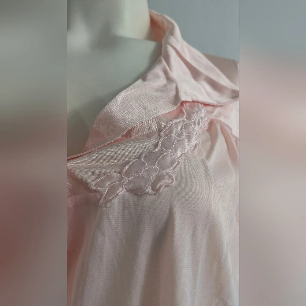 Vintage 70s-80s Vanity Fair Women's Light Pink Nylon Robe Intimates Size L - Picture 4 of 9